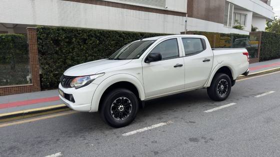 MITSUBISHI L200 TRITON 2.4 16V TURBO DIESEL GL CD 4X4 MANUAL MITSUBISHI L200 TRITON 2.4 16V TURBO DIESEL GL CD 4X4 MANUAL
